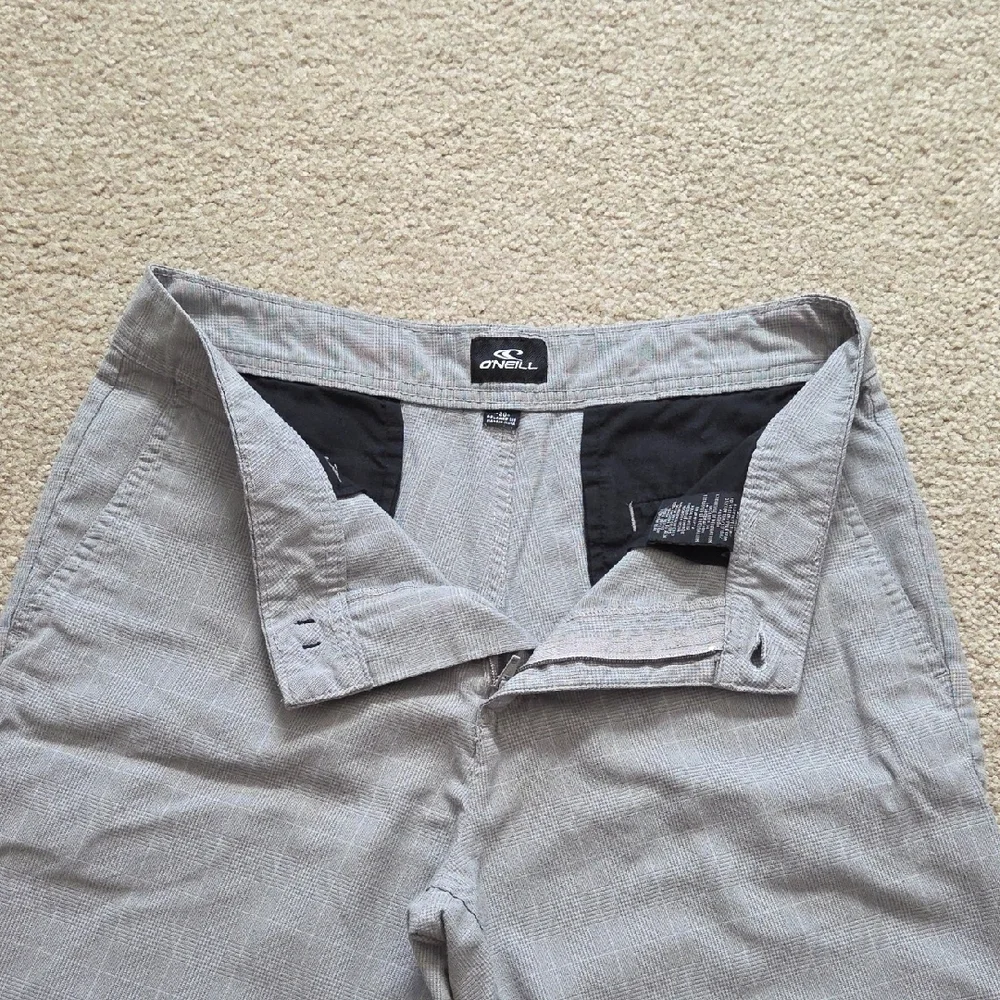 O'Neill Men's Gray Flat-Front Shorts - Picture 6 of 10